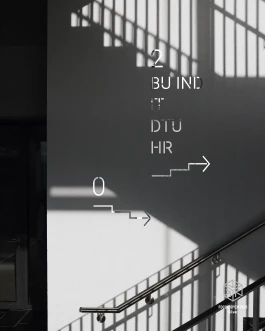 Leitsystem im neuen Hauptsitz der GEMÜ Gebrüder Müller, gestaltet von Bureau Hog